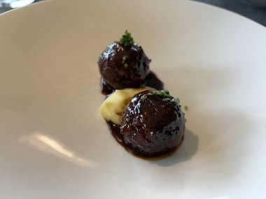 Beyaz tabakta iki köfte.