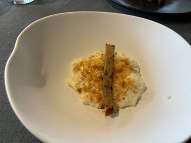 Tarçın çubuğuyla servis edilen sütlaç.