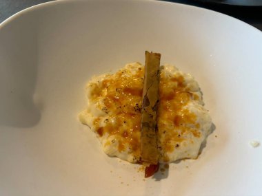 Tarçın çubuğuyla servis edilen sütlaç.