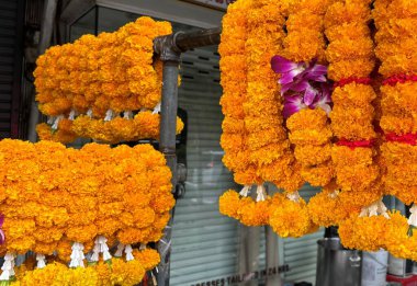 Bangkok 'ta bir markette çiçek çelenkleri