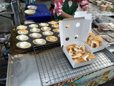 Bangkok, Tayland, 19 Şubat 2024: Bangkok, Tayland 'daki bir sokak pazarının sabah görüntüsü