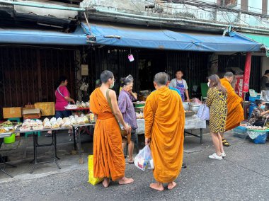 Bangkok, Tayland, 19 Şubat 2024: Bangkok, Tayland 'da bir sokak pazarındaki Budist keşişler