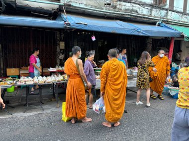 Bangkok, Tayland, 19 Şubat 2024: Bangkok, Tayland 'da bir sokak pazarındaki Budist keşişler