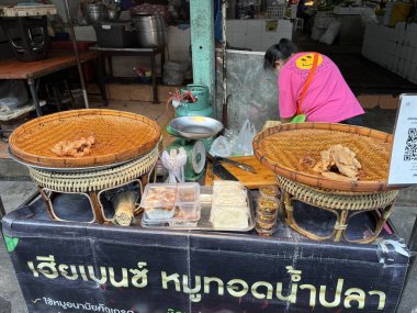 Bangkok, Tayland, 19 Şubat 2024: Bangkok, Tayland 'da bir sokak pazarındaki Venca gıda tezgahı