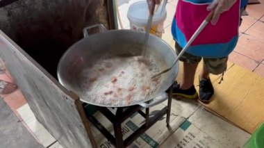 Bangkok, Tayland, 19 Şubat 2024: Bangkok, Tayland 'da sabah pazarında yemek pişirme