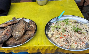 Kızarmış balık ve kızarmış erişte.