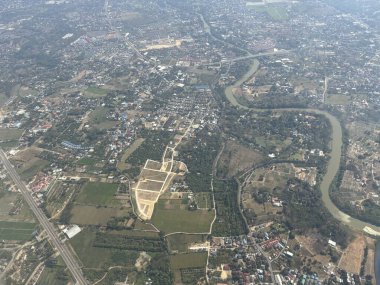 Kuzey Tayland, Asya 'daki Chiang Mai havaalanından kalkan bir uçağın hava görüntüsü.