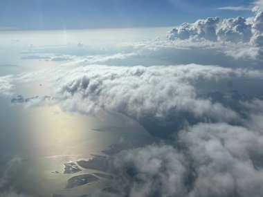 Bulutlardan oluşan bir uçaktan ve Tayland 'ın güneyindeki Krabi eyaletindeki Amphoe Aom Luek sahilinden hava manzarası.