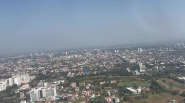 Kuzey Tayland, Asya 'daki Chiang Mai havaalanından kalkan bir uçağın hava görüntüsü.