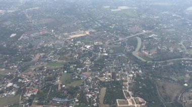 Kuzey Tayland, Asya 'daki Chiang Mai havaalanından kalkan bir uçağın hava görüntüsü.