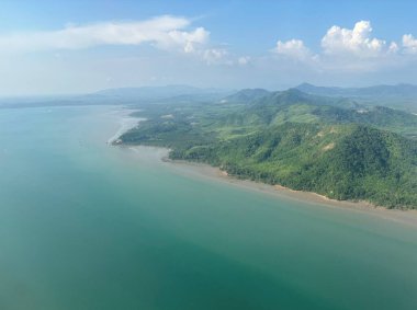 Tayland kıyılarının havadan görünüşü Phuket, Tayland, Asya 'ya gelen bir uçaktan.