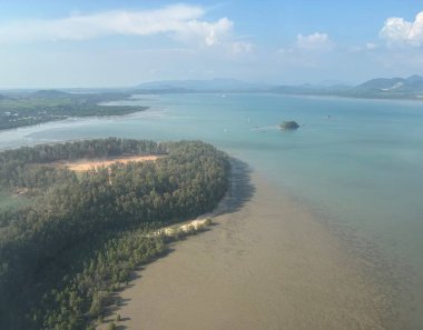 Tayland kıyılarının havadan görünüşü Phuket, Tayland, Asya 'ya gelen bir uçaktan.