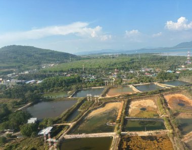 Phuket 'in havadan görünüşü Phuket havaalanına gelen bir uçaktan, Tayland, Asya