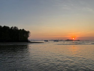 Phuket 'ten gün doğumunda Tayland, Asya' daki Phi Phi Adaları 'na giden bir tekne.