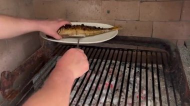 Ahşap ızgarada kavrulmuş çipura.