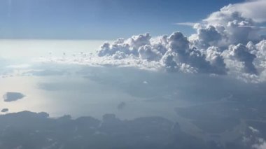 Bulutlu bir günde Amphoe Ao Luek 'in Tayland sahilindeki havadan görüntüsü.