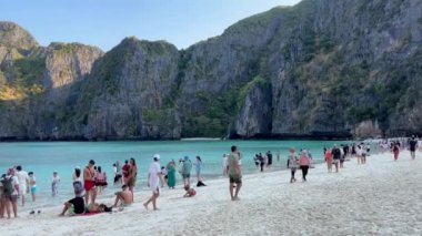 Ko Phi Phi Le, Krabi, Tayland, 23 Şubat 2024: Tayland 'da Ko Phi Phi Le sahilinde fotoğraf çeken turistler