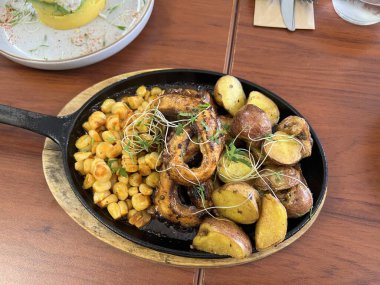 Lima, Peru 'da bir restoranda Peru mutfağı.