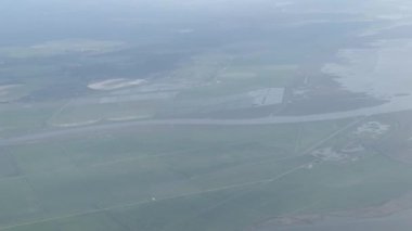 Bir uçağın hava manzarası ve güzel bir manzara.