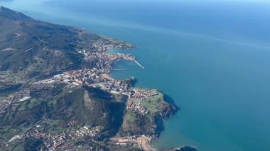 Cantabria kıyısındaki Castro Urdiales 'in hava manzarası