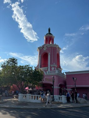 Edgewood, Denver, Colorado, ABD: Denver Colorado 'daki ünlü Meksika restoranı Casa Bonita' nın fıskiyesiyle pembe cephe