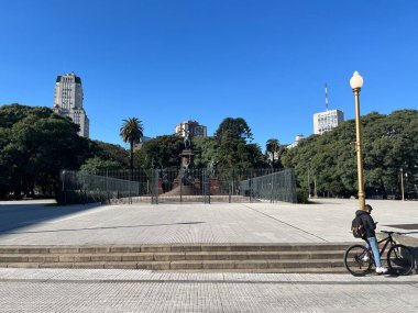 Santiago, Şili 'de insanlar sokaklarda yürüyor.