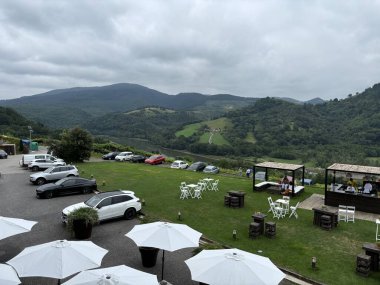 Orio, Gipuzkoa, Bask Ülkesi, 26 Temmuz 2024: Katxia Grill Restoranı ve Şaraphanesi Orio, Bask Bölgesi 'nde üzüm bağlarıyla çevrili