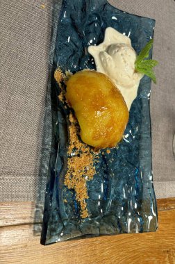 Orio, Bask Bölgesi 'nde bir restoranda dondurmalı fırında elma tatlısı.