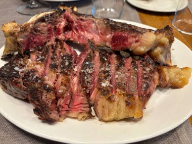 Bask bölgesinde Orio 'da bir restoranda ızgara sığır pirzolası.