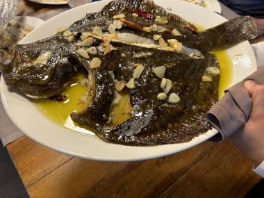 Bask bölgesinde Orio 'da bir restoranda ızgara turbot.