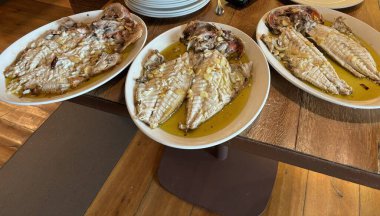 Bask bölgesinde Orio 'da bir restoranda ızgara kral ve çipura.