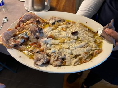 Bask bölgesinde Orio 'da bir restoranda ızgara deniz çamı.