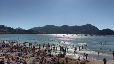 Yazın kumsal ve deniz.