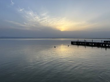 İspanya, Valencia 'daki Albufera rıhtımında romantik bir günbatımı.