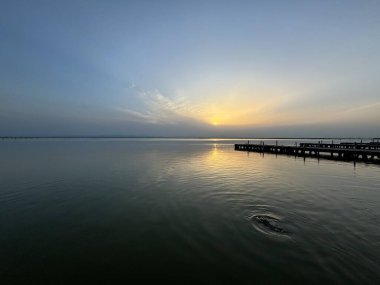 İspanya, Valencia 'daki Albufera rıhtımında romantik bir günbatımı.