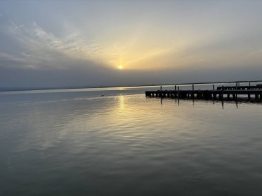 İspanya, Valencia 'daki Albufera rıhtımında romantik bir günbatımı.
