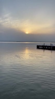 Denizin üzerinde güzel bir gün batımı