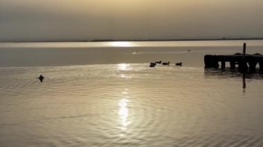 Gölün üzerinde güzel bir gün batımı