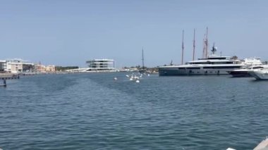 Marinada lüks bir yat.
