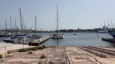 Valencia, İspanya 'da güneşli bir günde yatlarda ve teknelerde manzara. Limana demirlemiş tekneler.