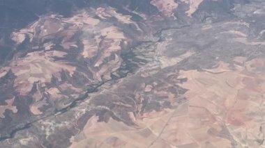 Şehrin dağ sırasının havadan görünüşü