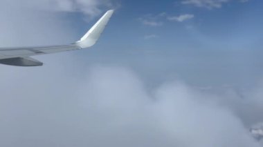 Bulutların üzerinde uçan bir uçağın kanadı