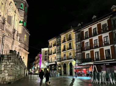 Valladolid, Castilla Leon, İspanya, 9 Şubat 2024: Goya ödüllerinden bir gece önce Valladolid şehrinin gece manzarası