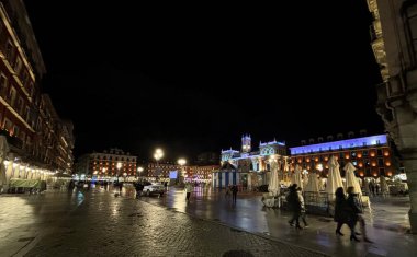 Valladolid, Castilla Leon, İspanya, 9 Şubat 2024: Goya ödüllerinden bir gece önce Valladolid şehrinin gece manzarası