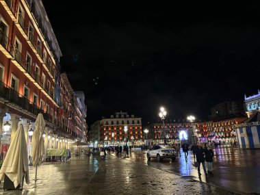 Valladolid, Castilla Leon, İspanya, 9 Şubat 2024: Goya ödüllerinden bir gece önce Valladolid şehrinin gece manzarası