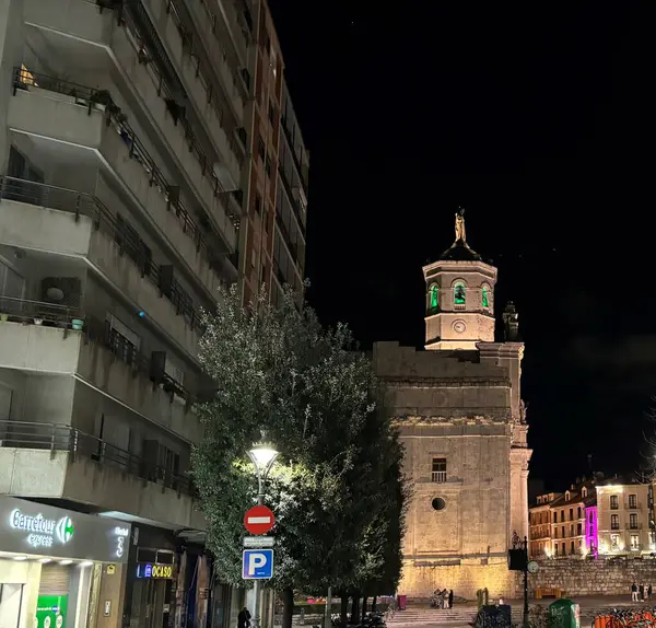 Valladolid, Castilla Leon, İspanya, 9 Şubat 2024: Goya ödüllerinden bir gece önce Valladolid şehrinin gece manzarası