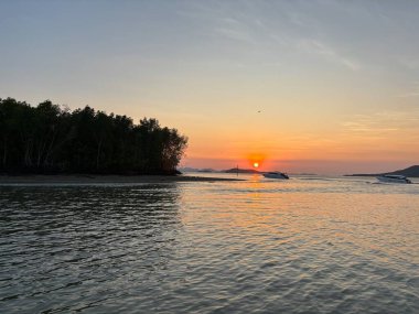 Tayland 'da Phuket sahilinde güneş doğarken manzara