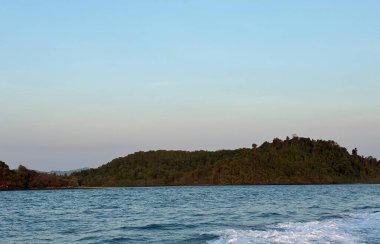 Tayland 'da Phuket sahilinde güneş doğarken manzara