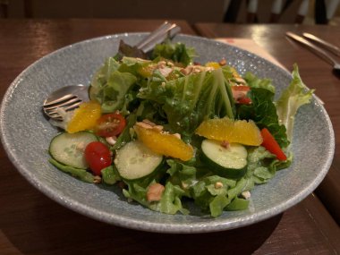 Bangkok, Tayland 'da bir restoranda yuzu soslu bahçe salatası.