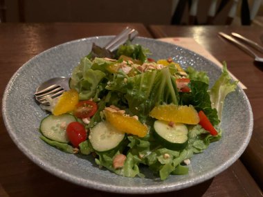 Bangkok, Tayland 'da bir restoranda yuzu soslu bahçe salatası.